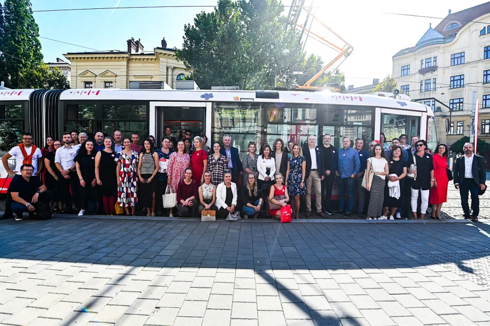 Brno hrdě podporuje sociální neziskovky. Jejich služby představuje nová kampaň i šalina