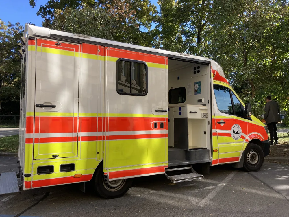 Brněnští narkomani dostali speciální sanitku. Legálně si v ní píchnou drogy