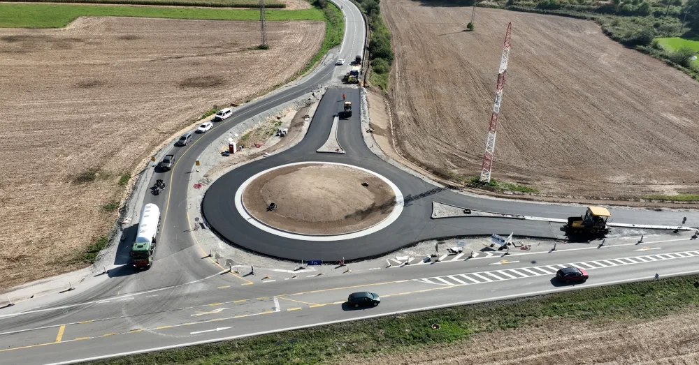 Silničáři vytvořili na hlavním tahu mezi Brnem a Svitavami špunt. Staví kruháč, aby zpomalil auta