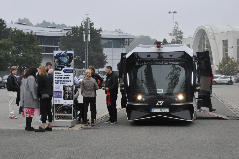 Po brněnském výstavišti se prohání autobus bez řidiče.