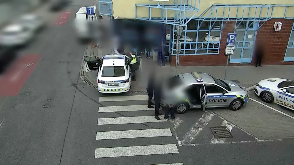 Chyť mě, když to dokážeš, řekl si zloděj v Brně. Strážníci ho přitom sledovali na kameře