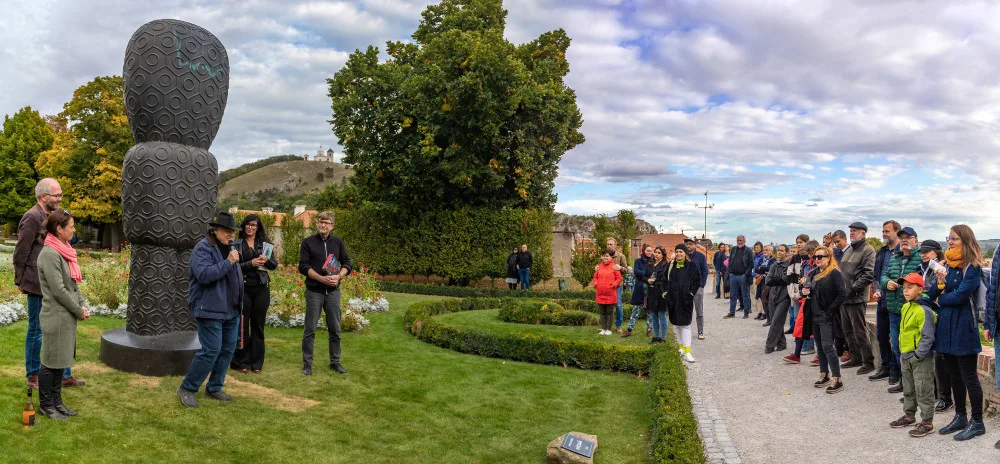 Mikulov obdivuje novou sochu, kterou navrhl umělec, jenž stojí za brněnskou žirafou