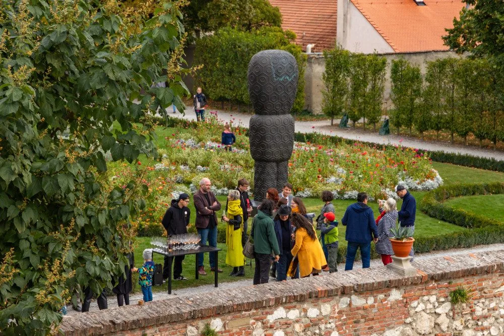 Mikulov obdivuje novou sochu, kterou navrhl umělec, jenž stojí za brněnskou žirafou