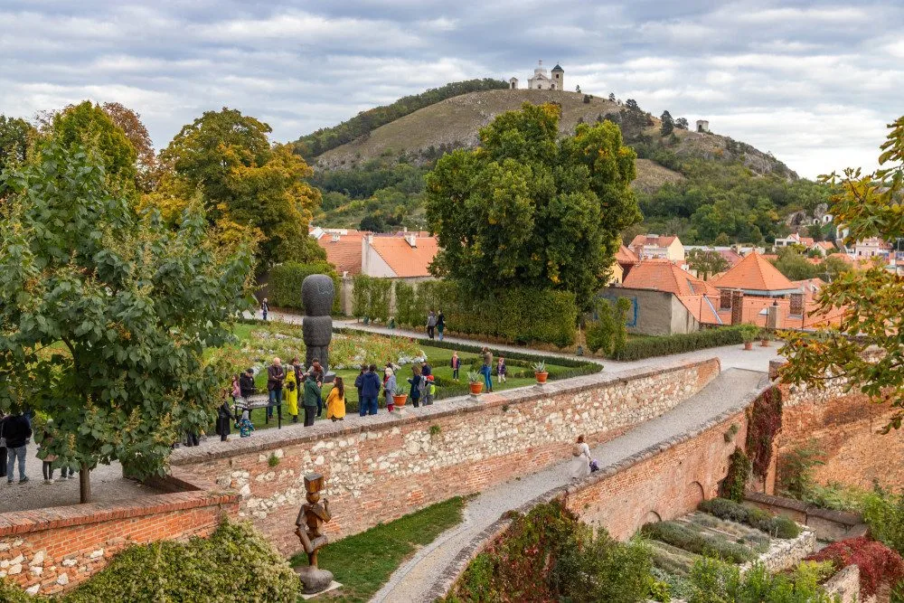 Mikulov obdivuje novou sochu, kterou navrhl umělec, jenž stojí za brněnskou žirafou