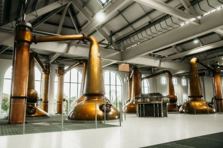 Nejstarší pub v Evropě, strašidelný hrad a hlavní město irské whiskey. To vše je Tullamore