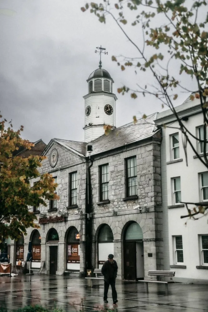 Nejstarší pub v Evropě, strašidelný hrad a hlavní město irské whiskey. To vše je Tullamore
