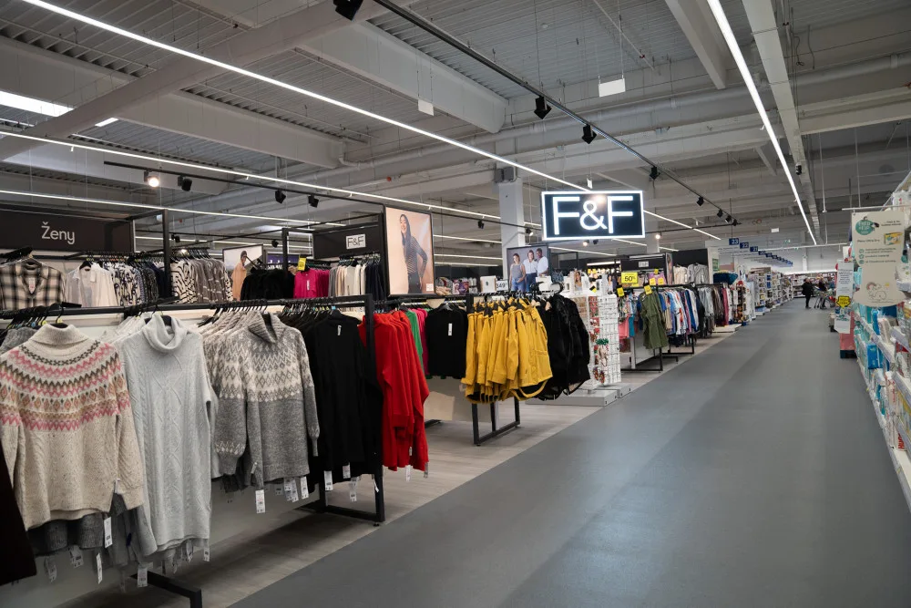 Zákazníci Tesco nově nakoupí ve zmodernizovaných prodejnách v Uherském Brodě a Uherském Hradišti