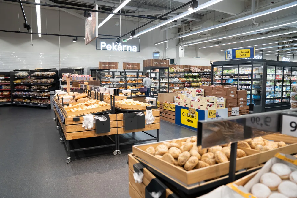 Zákazníci Tesco nově nakoupí ve zmodernizovaných prodejnách v Uherském Brodě a Uherském Hradišti