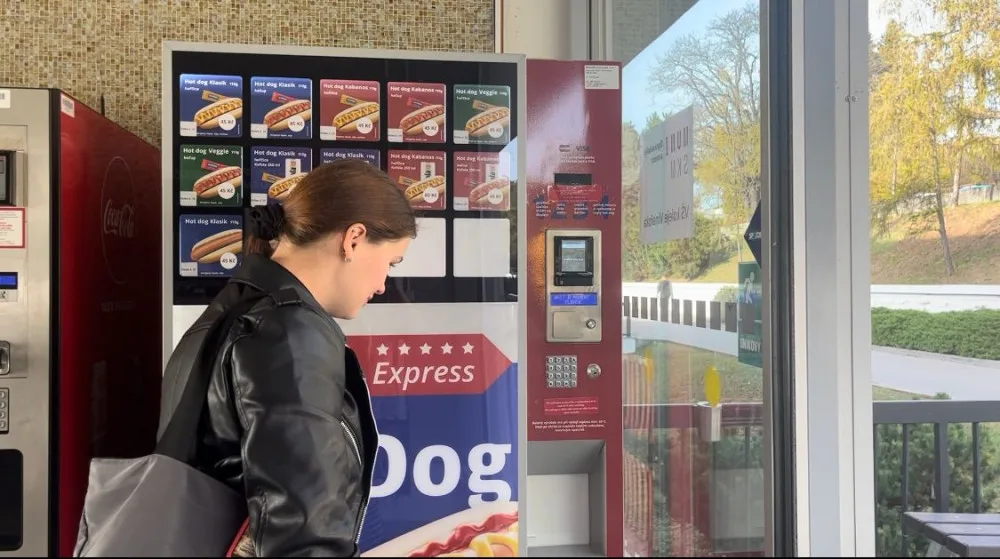 Studentům v Brně servíruje párky v rohlíku unikátní automat. Pochutnají si i vegetariáni