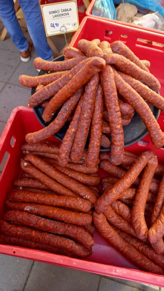 Farmářské trhy v Brně skončily ostudou. Prodejce tam nabízel desítky plesnivých klobás