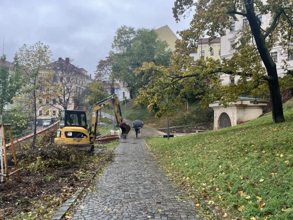 Do brněnského parku Studánka se nastěhovali dělníci, aby opravili nestabilní zídku