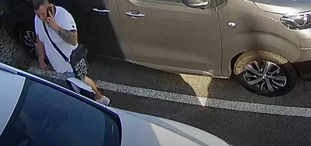 Muž v brněnském autosalonu vydlabal zpětná zrcátka. Domů si vzal přístroje za čtvrt milionu