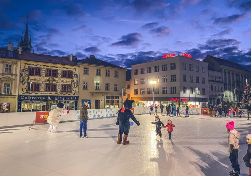 Znojmo se šňoří do vánočního. Advent zpestří ruské kolo, rakouští čerti i zabíjačka