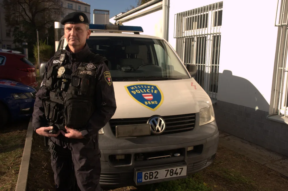 Brněnský strážník se na dovolené nachomýtl k nehodě, z převráceného auta zachránil dva lidi