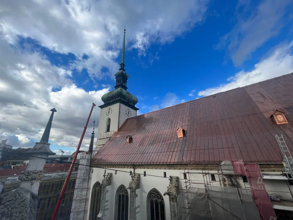 Dělníci dokončují opravy kostela v centru Brna. Na fasádu montují kamenné ozdoby