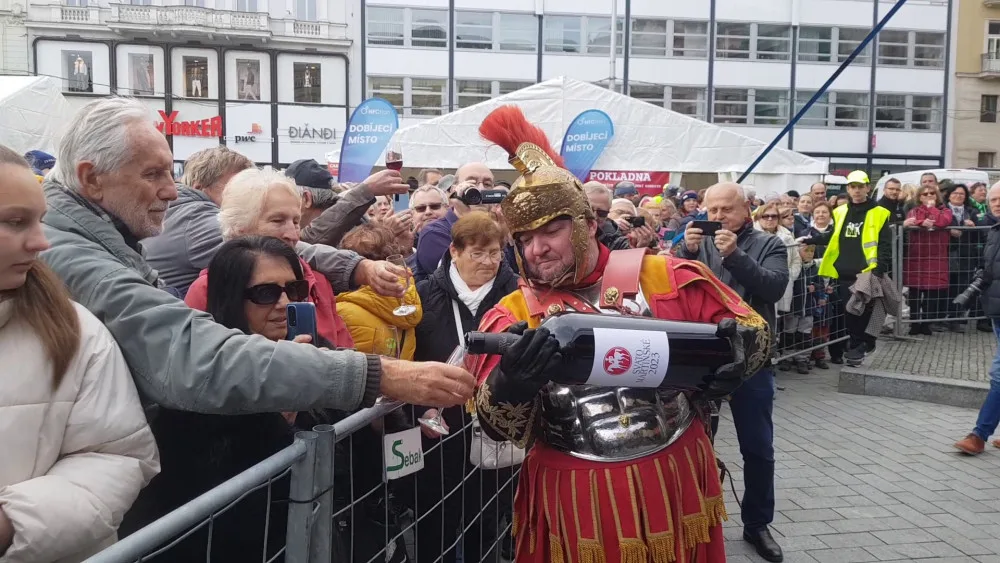Na zdraví, volali lidé v Brně. Ťukali si svatomartinským vínem, které jim dovezl známý herec