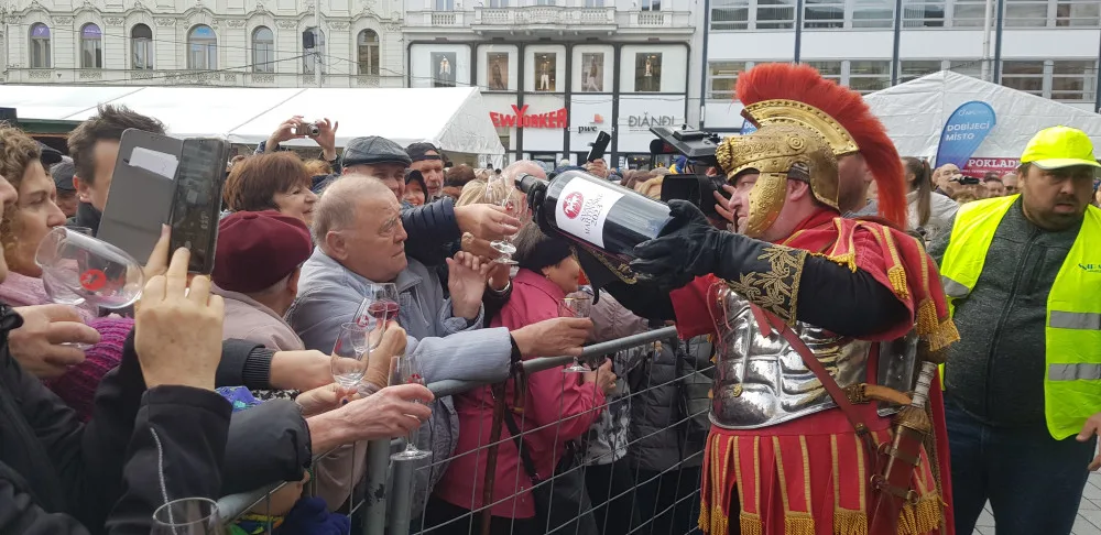 Na zdraví, volali lidé v Brně. Ťukali si svatomartinským vínem, které jim dovezl známý herec