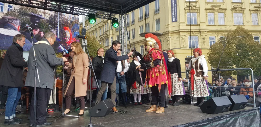 Na zdraví, volali lidé v Brně. Ťukali si svatomartinským vínem, které jim dovezl známý herec