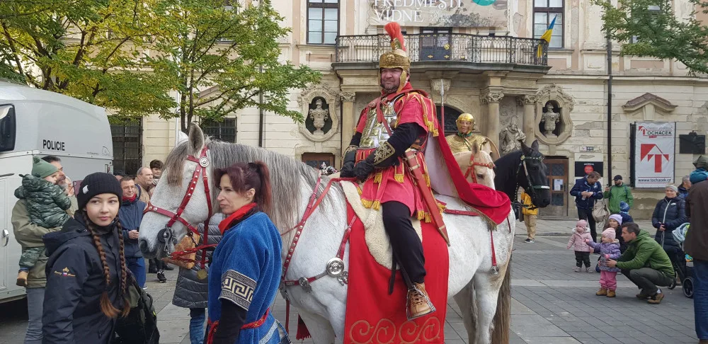 Na zdraví, volali lidé v Brně. Ťukali si svatomartinským vínem, které jim dovezl známý herec