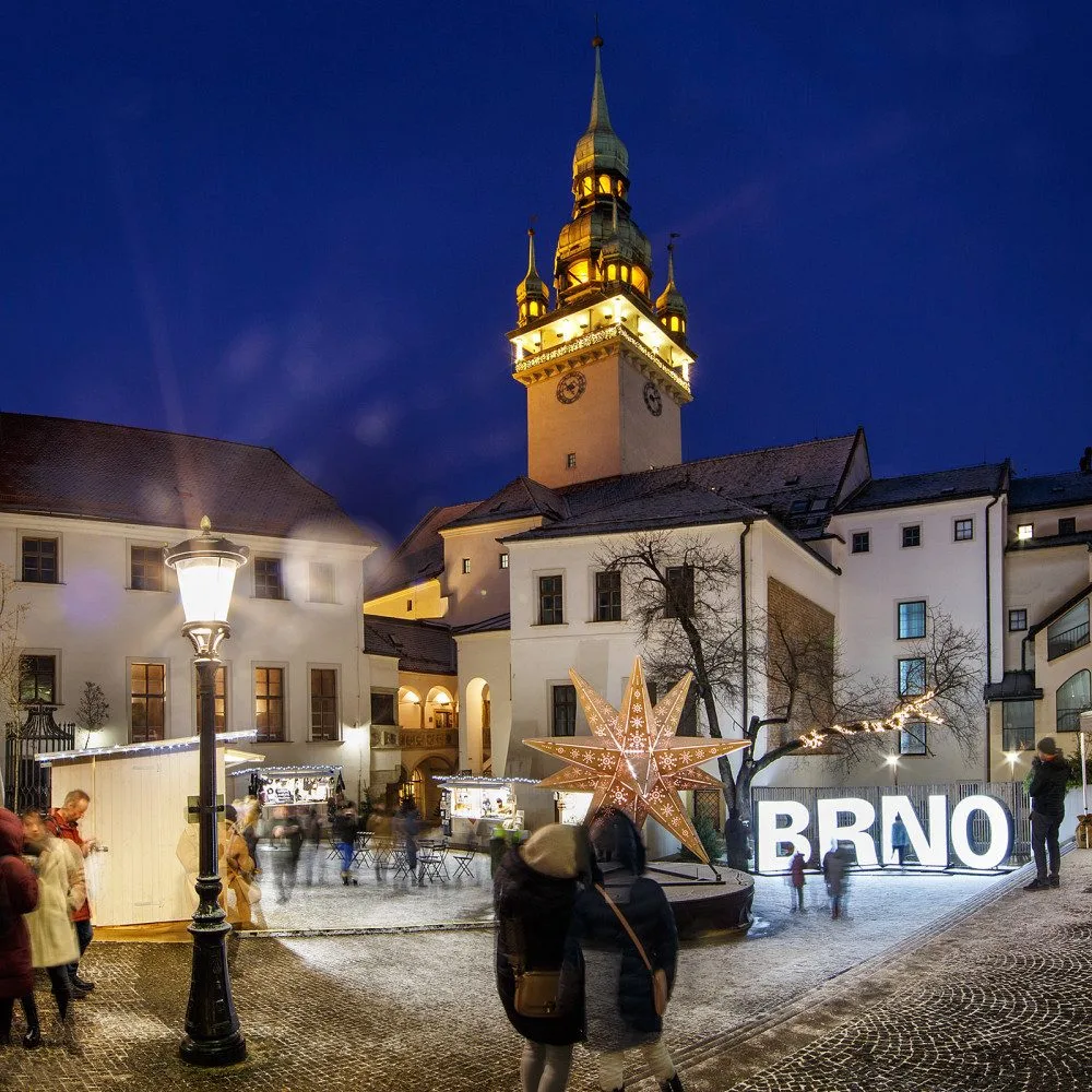 Druhý nejhezčí strom, hořící pařez i otevřené dvorky. Užijte si Brněnské Vánoce!