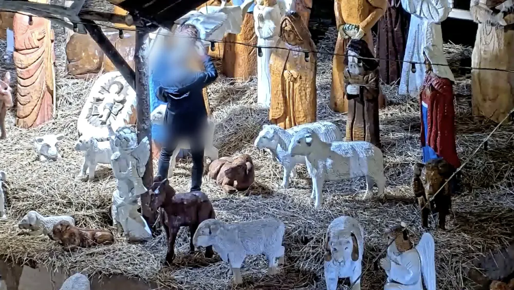 Mladík v Brně označkoval betlém na náměstí. Při močení hladil anděla