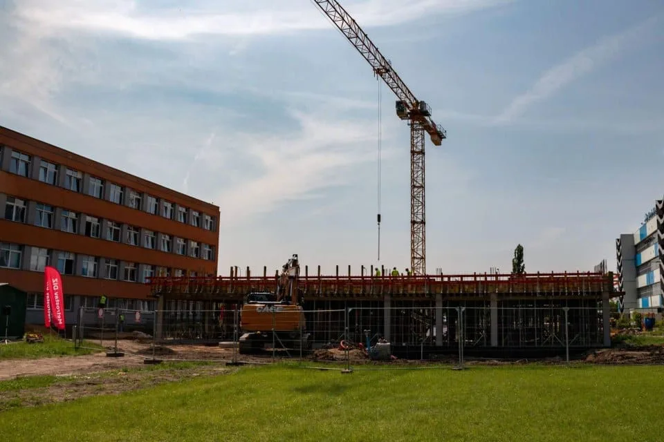 Novému pavilonu největší střední školy v kraji bude dominovat netradiční schodiště