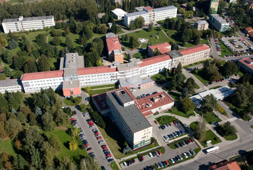 Problém s parkováním u nemocnice ve Vyškově vyřeší nová parkovací místa