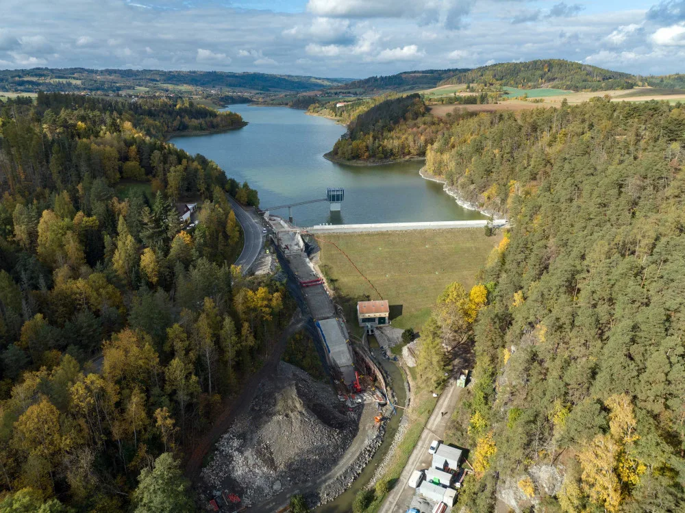Vodohospodáři pokračují v rekonstrukci nádrže v Letovicích, vybetonují skluz a vývar