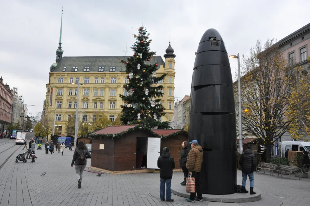 Brněnský orloj opět rozdá vánoční koule. Některé budou svítit