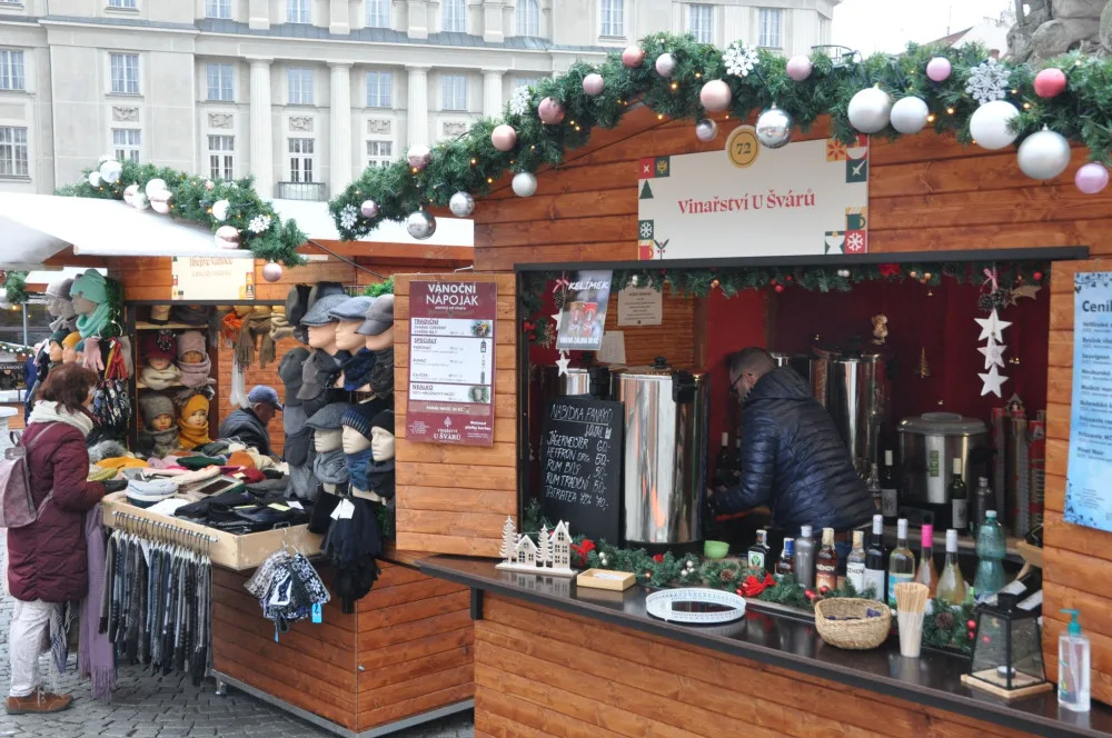 Svařák za osmdesát korun, bramborák za sto třicet. V Brně začaly vánoční trhy