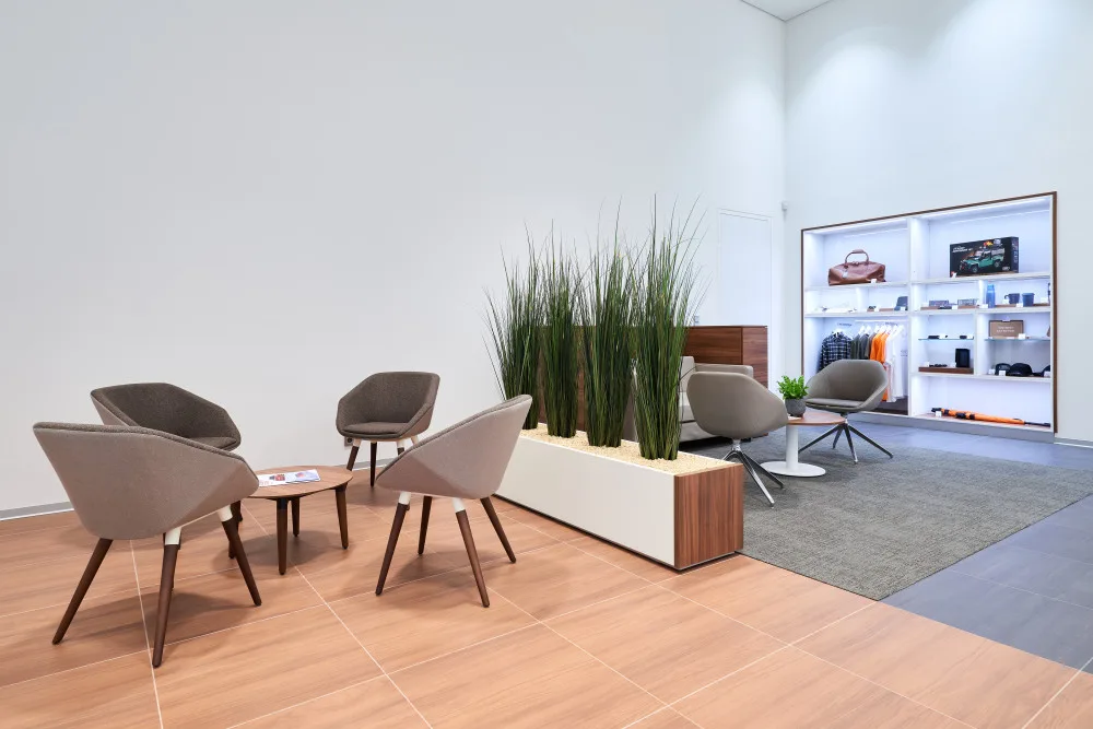 Land Rover má nový domov v Brně. Moderní autosalon vznikl místo prodejny potravin