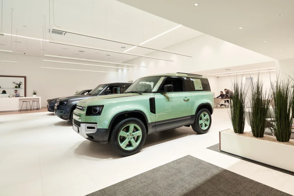 Land Rover má nový domov v Brně. Moderní autosalon vznikl místo prodejny potravin