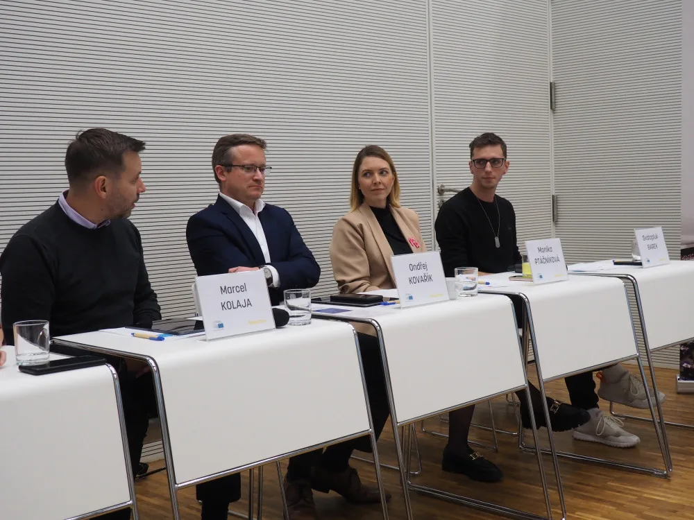 Nezakazujme ve školách umělou inteligenci, shodli se experti v Brně