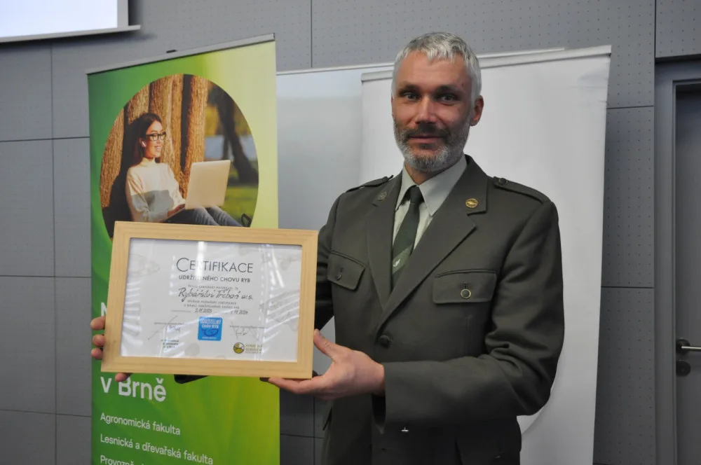 Tomáš Brabec je zástupcem Rybářství Třeboň, které letos jako první certifikát získalo