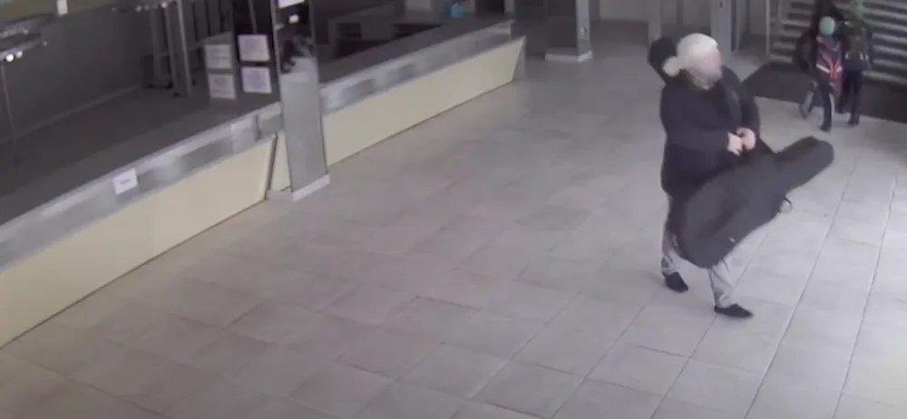 Muž s parukou a zvláštní chůzí v Blansku ukradl dvě violoncella. Hrál si na učitele hudby