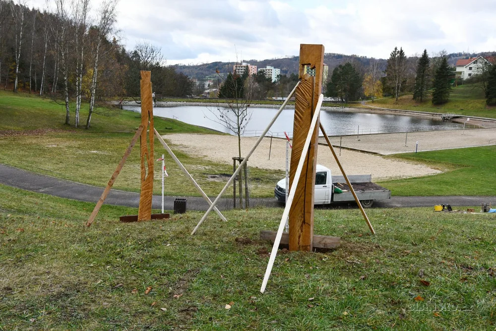 Do Blanska se vrátily pokácené akáty. Tamní umělec z nich vyrobil sochy