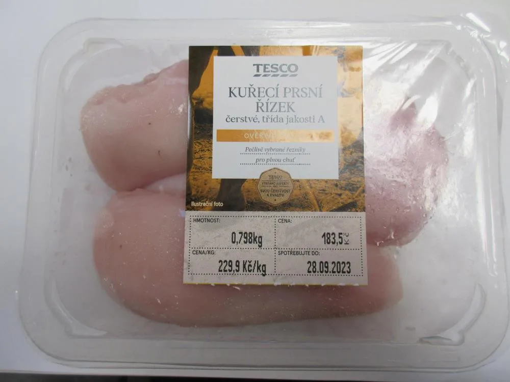 Potravináři varují před kuřecími prsy z Tesca. Je v nich salmonela