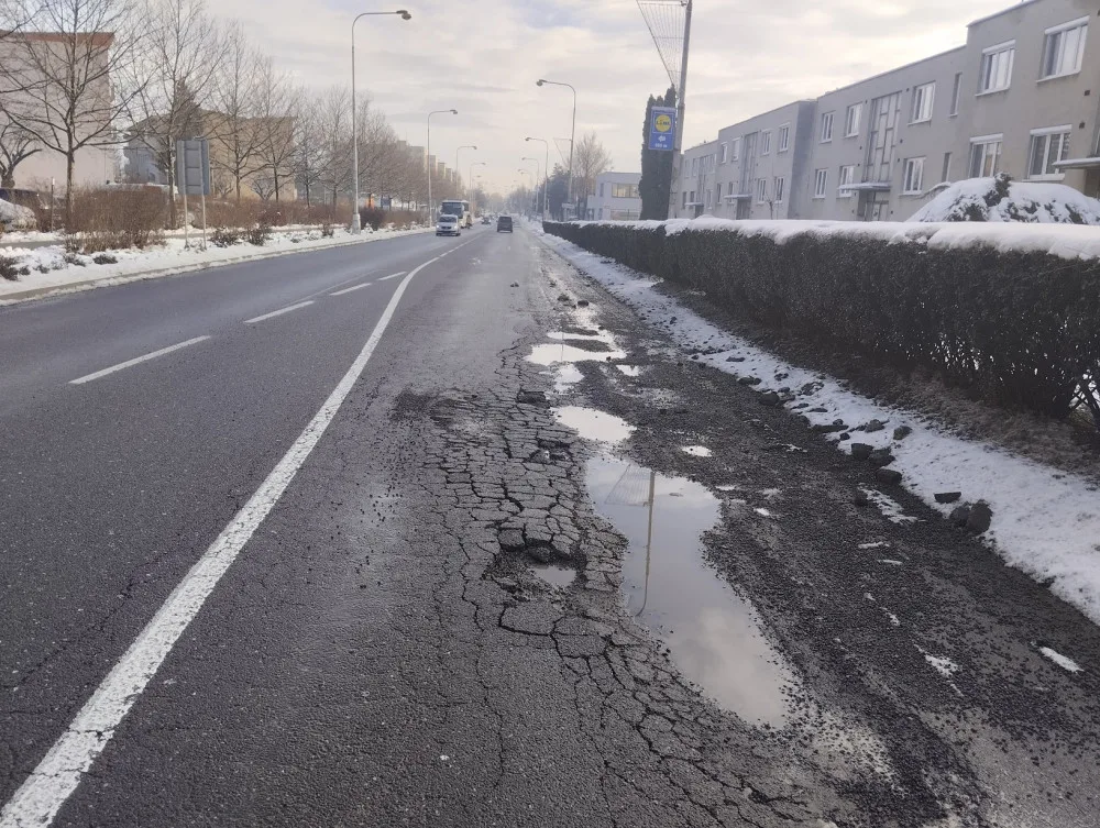Na poškozenou silnici ve Znojmě naběhli dělníci. Nečekaná oprava zbrzdí řidiče