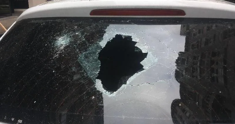 Řidič v Brně zaparkoval auto pod domem. Na zadním sklu se mu objevila obří díra