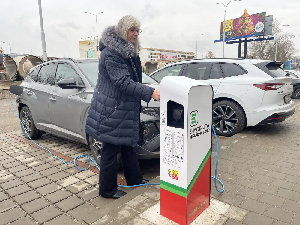 Brno má osmdesát dobíječek pro elektroauta. Nová stojí u opraveného plavečáku