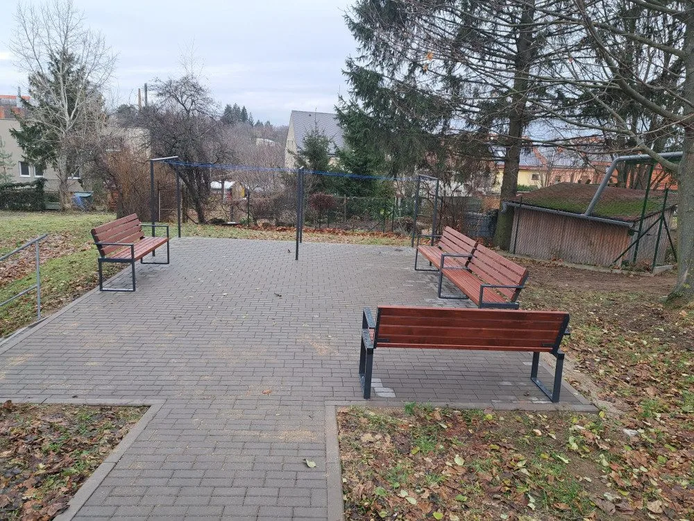 Důchodci ze Znojma dostali speciální lavičky.
