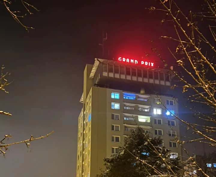 Nad Brnem znovu září Grand Prix. Ikonický nápis se vrátil na střechu bývalé kavárny