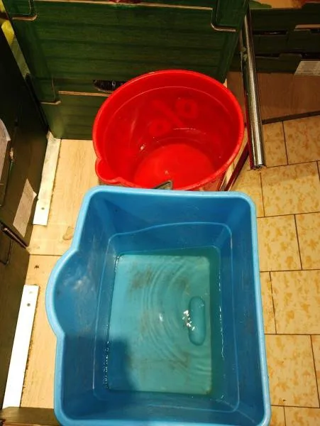 Inspekci ve znojemském Lidlu zarazily kbelíky na vodu. Stály mezi rajčaty