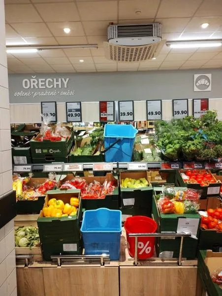 Inspekci ve znojemském Lidlu zarazily kbelíky na vodu. Stály mezi rajčaty