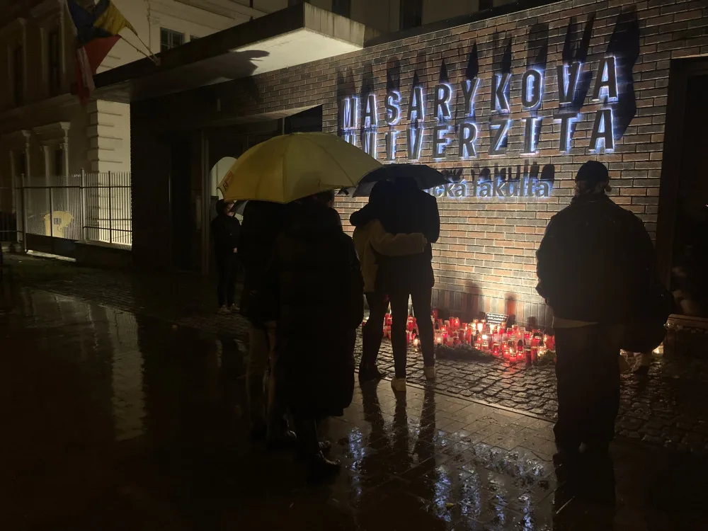 Masarykova univerzita spustí sbírku pro pozůstalé obětí střelby v Praze