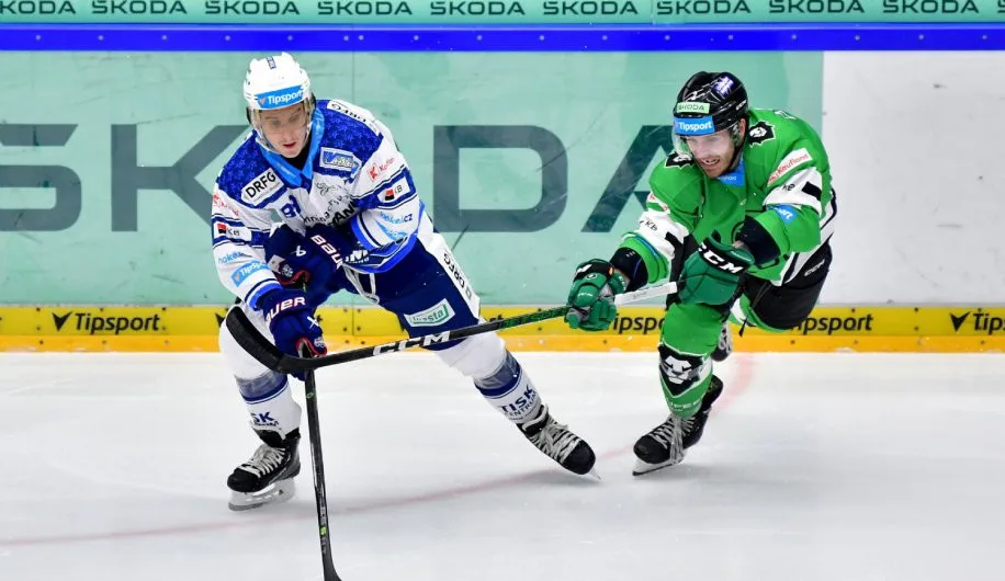 Steve Moses z Komety bojuje na ledě Mladé Boleslavi