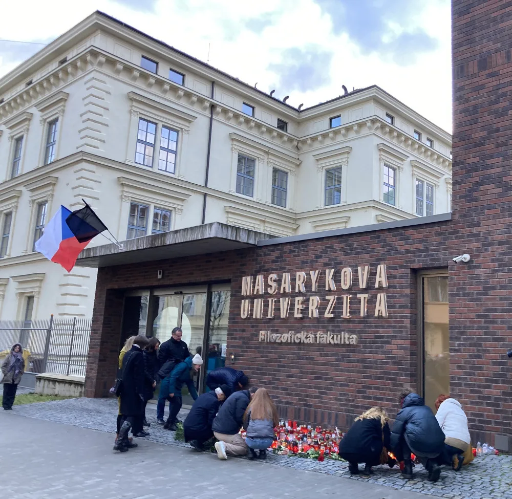 Lidé v Brně zapalují svíčky za oběti střelby. Schází se před školou i v divadle