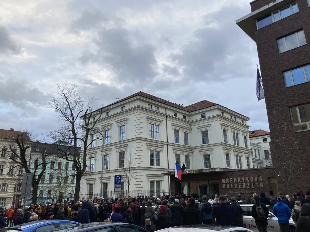 Lidé v Brně zapalují svíčky za oběti střelby. Schází se před školou i v divadle