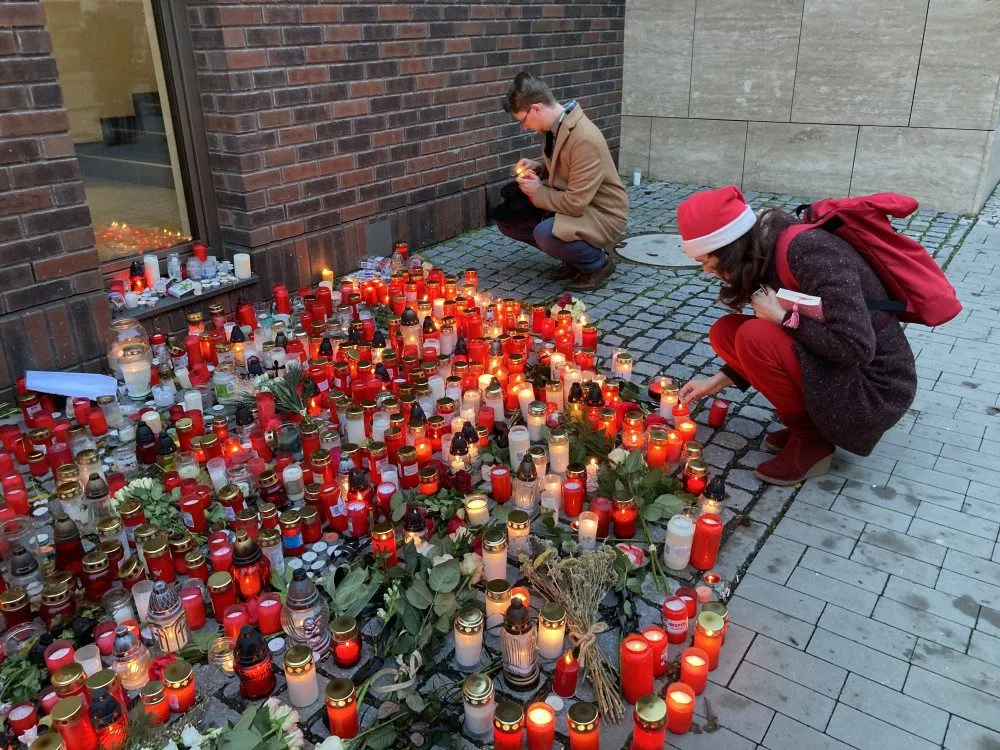 Lidé v Brně zapalují svíčky za oběti střelby. Schází se před školou i v divadle