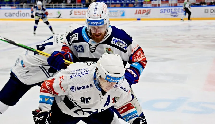 Rhett Holland v souboji s plzeňskými protihráči